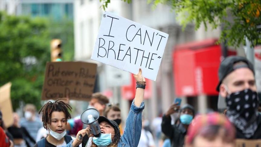 صورة من الإحتجاجات تحمل شعار "لاأستطيع أن أتنفس" التي رددها جورج فلويد أثناء إعتقاله